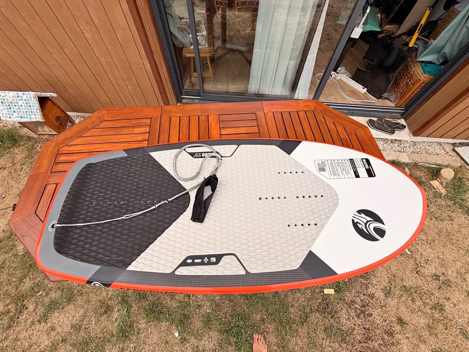 Vend planche cabrinha 5.0