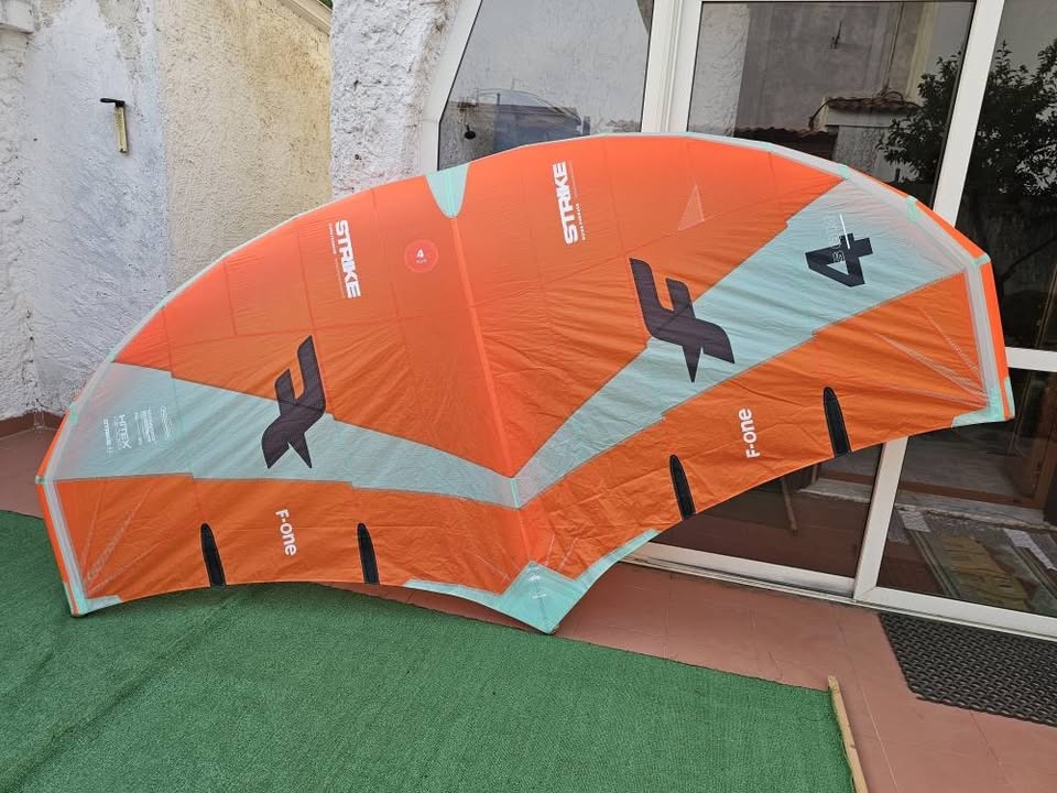 ALA WING F-ONE STRIKE V4 4.0 2024 MANIGLIE RIGIDE MA PUO MONTARE ANCHE IL BOMA