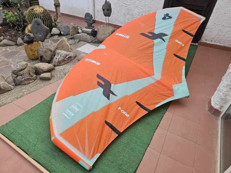 ALA WING F-ONE STRIKE V4 4.0 2024 CON MANIGLIE RIGIDE PUO MONTARE ANCHE IL BOMA DA 90 TESSUTO CRISPY