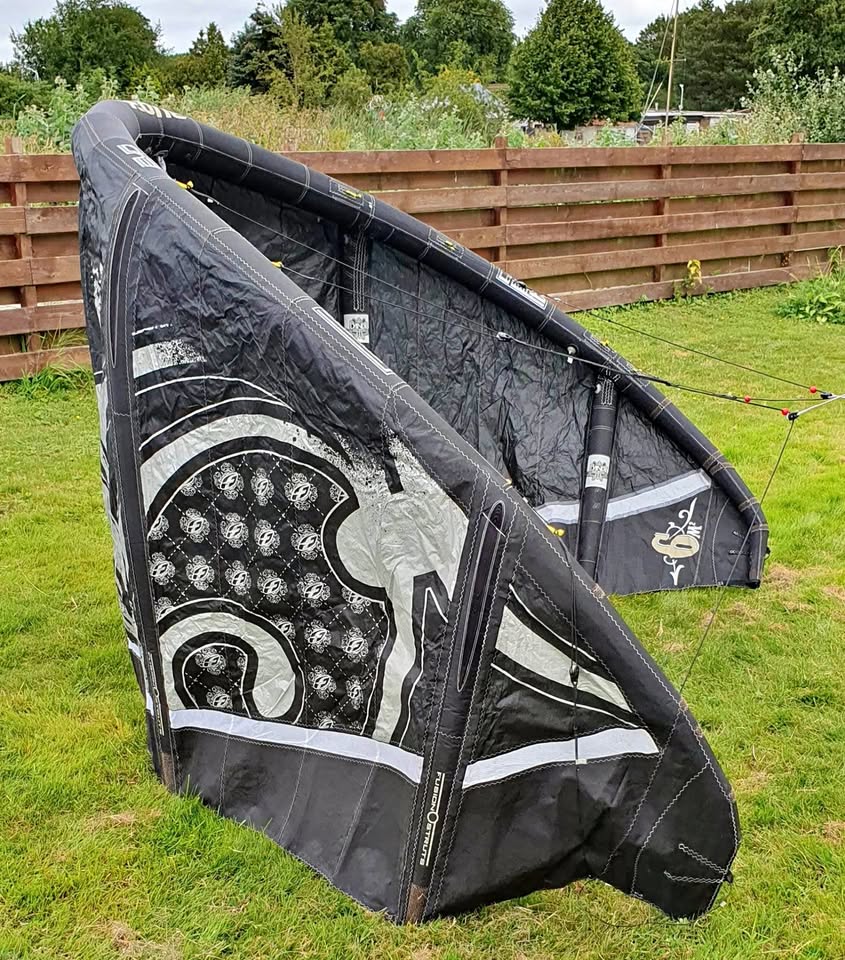 Zeer mooie kite Bandit F-one 6 m inclusief bar en rugzak second-hand kitesurf equipment