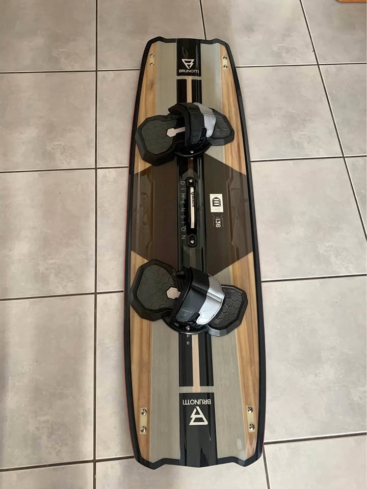 Kitesurf Board Brunotti Dimension 136cm & Δέστρες Gravity Pro - ΑΜΕΤΑΧΕΙΡΙΣΤΗ second-hand kitesurf equipment