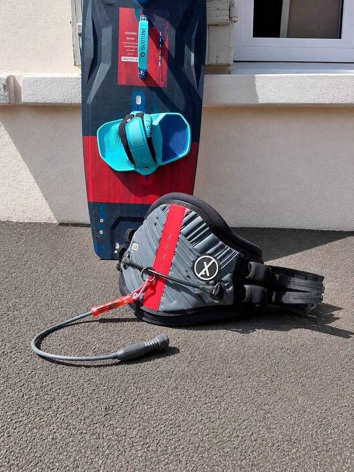 Harnais de kitesurf Axxis + leash – Taille S – Excellent état second-hand kitesurf equipment