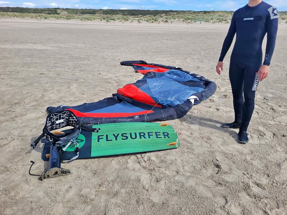 Complete Kitesurf Set: Reedin SuperModel 9m Kite , Flysurfer Board, bar, Wetsuit, Pump... second-hand kitesurf equipment