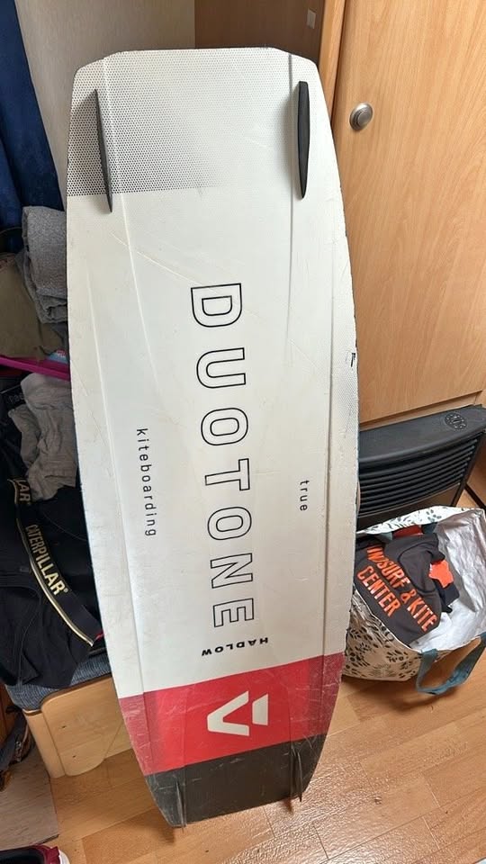 Prodajem Duotone Hadlow 2020 140cm / 42.5cm kiteboard dasku + Duotone Entity Straps